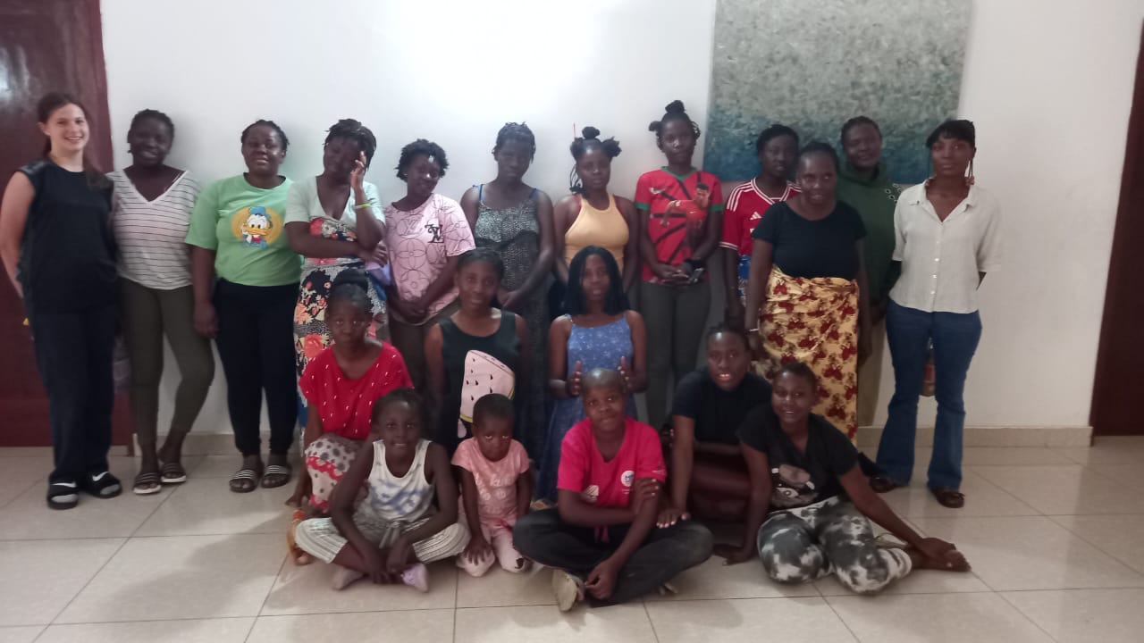 Meninas e equipa da Casa Rebeca, Moçambique